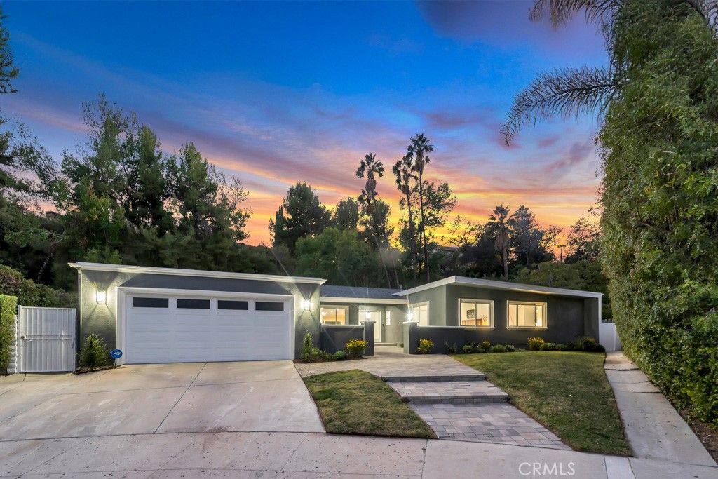 Photo of 18961 La Amistad Pl, Tarzana, CA 91356 (MLS # SR25245065)