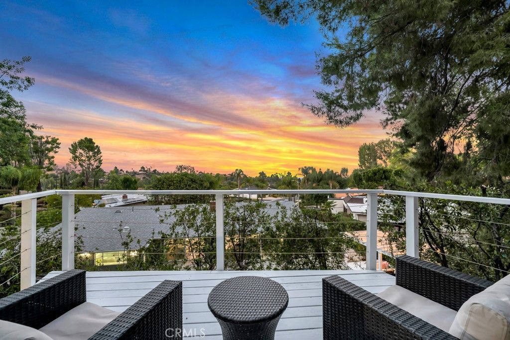 Photo of 18961 La Amistad Pl, Tarzana, CA 91356 (MLS # SR25245065)