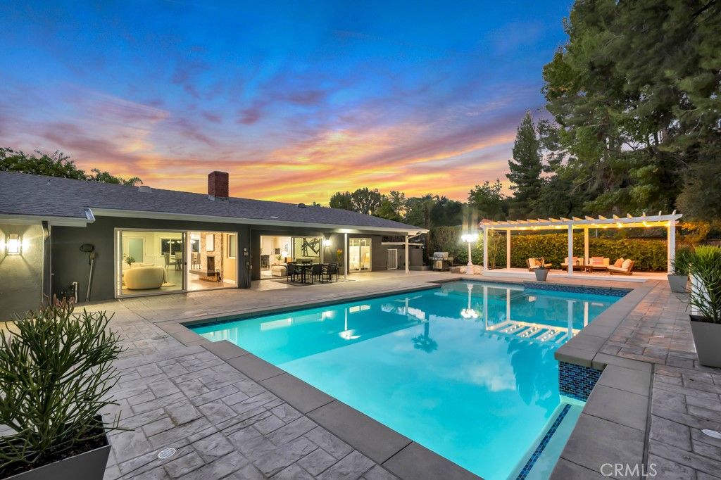 Photo of 18961 La Amistad Pl, Tarzana, CA 91356 (MLS # SR25245065)