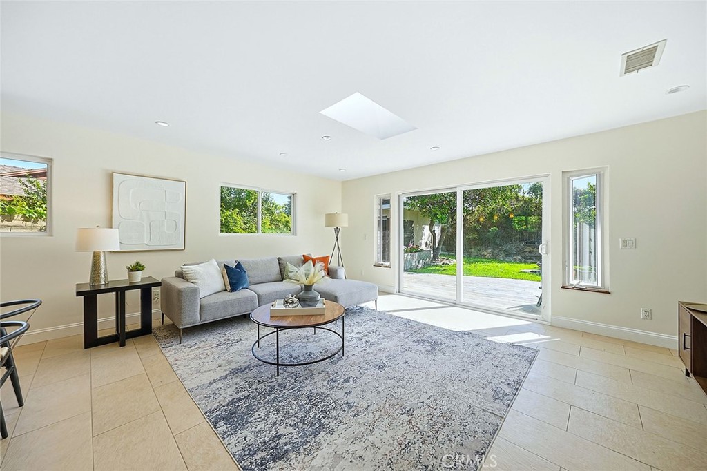 6152 E Rosebay Street