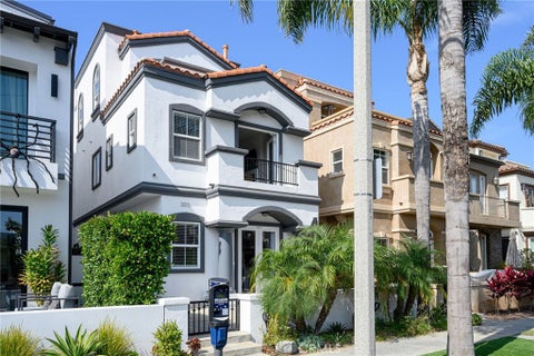 Photo of 305 2nd ST, Huntington Beach, CA 92648 (MLS # OC26173730)