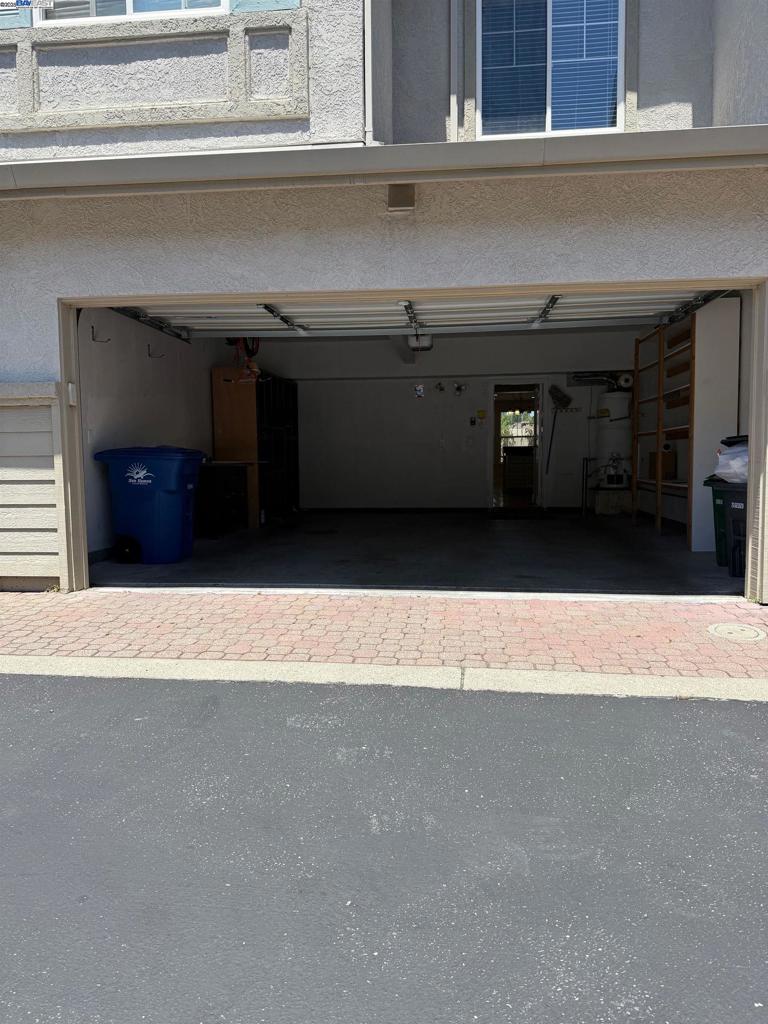 OAKCREEK - Residential Lease