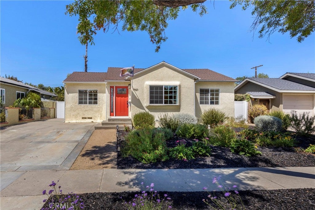 Photo of 17621 Collins Street, Encino, CA 91316 (MLS # SR26187596)