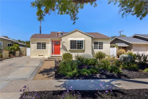 Photo of 17621 Collins Street, Encino, CA 91316 (MLS # SR26187596)