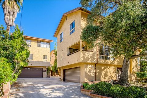 Photo of 2743 Hermosa Ave #B, Montrose, CA 91020 (MLS # GD26044121)