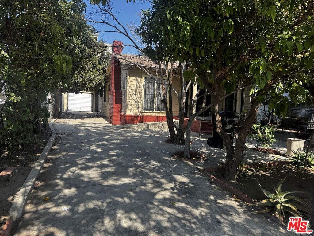 Photo of 1183 W 37th Drive, Los Angeles, CA 90007 (MLS # 25630441)
