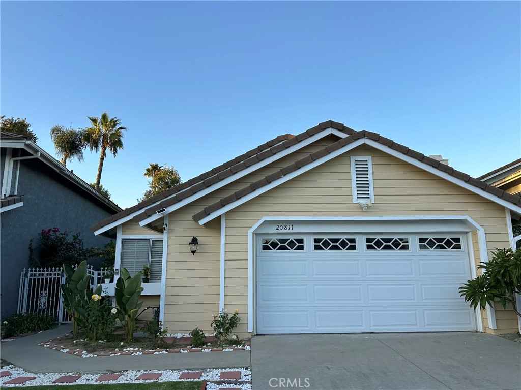 This beautiful single story home is nestled in one of the most sought after neighborhoods within the prestigious Walnut School District, this home offers the perfect blend of comfort, convenience, and style. Built in 1987, the home features 3 spacious bedrooms and 2 bathrooms, and sits on a kid friendly cul-de-sac.
From the moment you arrive, you’ll be welcomed by the home’s exceptional curb appeal, a beautifully landscaped garden, and a spacious two car garage with direct access and a private driveway.
Step inside to discover an airy and bright open floor plan highlighted by soaring vaulted ceilings, gleaming wood floors, and a cozy fireplace that creates a warm and inviting atmosphere. The elegantly designed kitchen showcases granite countertops and backsplash, ample cabinetry, stainless steel appliances, recessed lighting, and a delightful kitchen window overlooking the backyard. The kitchen opens seamlessly to the dining area, offering easy access to the backyard, ideal for entertaining.
The primary suite is a private retreat, featuring high ceilings, mirrored wardrobe closets, a ceiling fan, dual vanities, and sliding glass doors that open directly to the spacious backyard.
The expansive backyard is perfect for family gatherings and outdoor entertaining.
Enjoy the best of Diamond Bar living with nearby Ronald Reagan Park, convenient access to shopping, dining, and the 60 & 57 freeways. A washer, dryer, and refrigerator are included in the rent for your convenience.