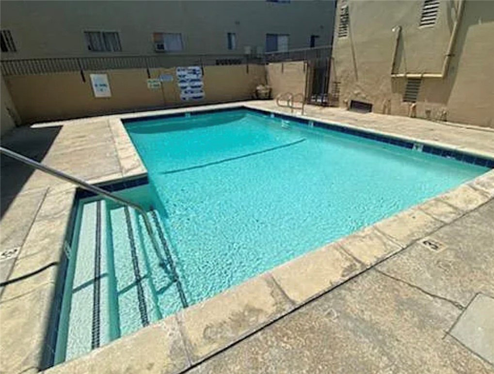 RENOVATED 1 BED 1 BATH BRIGHT SPACIOUS GROUND FLOOR APARTMENT WOOD LAMINATE FLOORING AIR CONDITIONED LAUNDRY ONSITE
1 PARKING SPOT