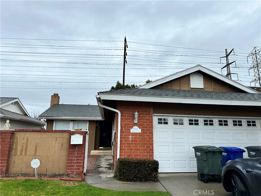 WOW!!WOW!!WOW!! SUPER SHARP Beautiful home with 3 Bedrom and 2 Baths, single story with open floor plan, bright, and quiet street. Located near schools, parks, markets, and freeways. Good size living room,Bedrooms very spacious. Upgraded bathroom, new dishwaher and new paint. Hurry or don't miss this wonderful deal!!