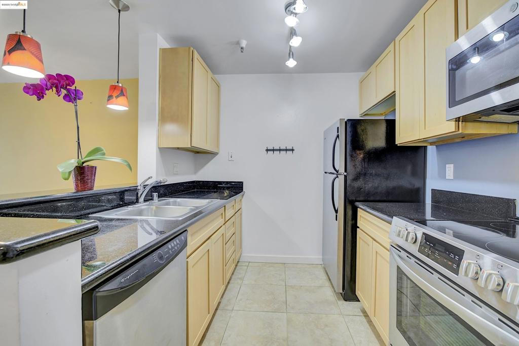 Discover exceptional value in this sun-kissed, south facing, stylish studio at Bridgewater in Emeryville—perfect for commuters, investors, or anyone seeking a low-maintenance home in a prime Bay Area location. Just 15 minutes to San Francisco and 10 minutes to West Oakland BART, this unit offers unbeatable access to work and play. Enjoy resort-style living with full amenities, including a state-of-the-art gym, sparkling pool, clubhouse, and 24/7 security. With Emeryville’s ideal year-round weather, you'll love the indoor-outdoor lifestyle this community offers. Whether you're looking for a place to call home or a smart investment opportunity (easily rentable), this studio is a rare find in one of the East Bay’s most convenient and connected neighborhoods.