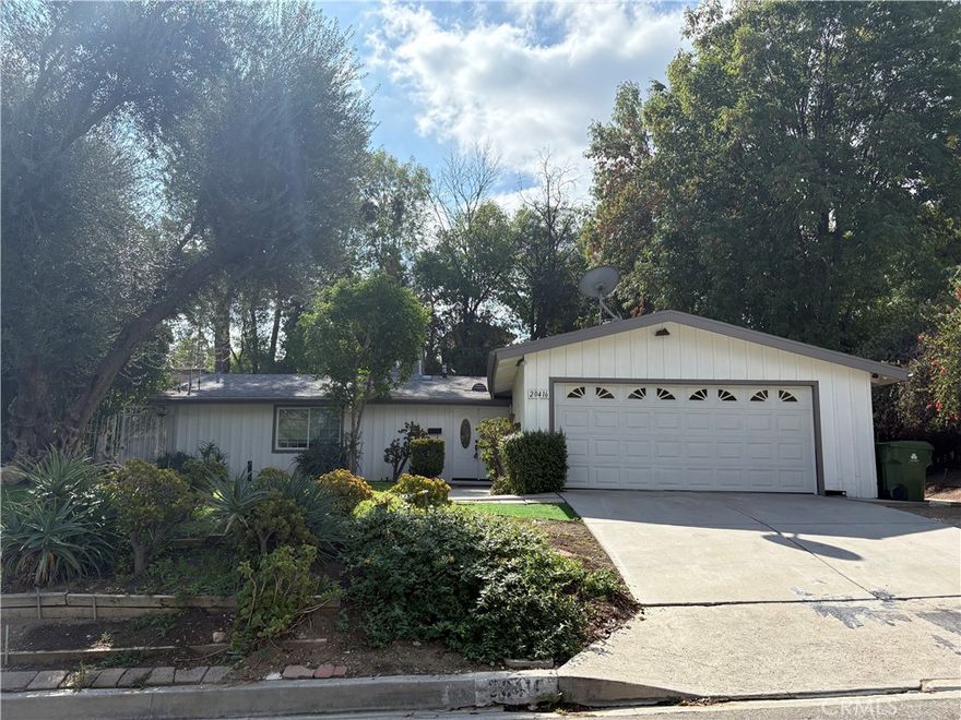Charming 4 bed, 2 bath Woodland Hills home with 1,404 sqft. of living space. Features include open floor plan, smooth ceilings, recessed lighting, central air/heat, and direct-access 2-car garage. Conveniently located near schools,shopping, Topanga Mall, and freeway access, plus a private backyard perfect for relaxing or entertainig.