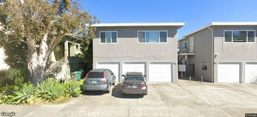 Lovely modern 1bed/1bath apartment in Temescal with Garage Parking and additional off street parking. Enjoy Oakland's hippest area where you can enjoy a variety of restaurants and cafes for the unique foodie in you. Your friends will love visiting you while experiencing the sights of Temescal. This is a lovely apartment in a cozy complex. 

Beautiful wood flooring and modern kitchen located just blocks from BART. 



- Garage and off street tandem parking included



Lovely modern 1bed/1bath apartment in Temescal with Garage Parking and additional off street parking. Enjoy Oakland's hippest area where you can enjoy a variety of restaurants and cafes for the unique foodie in you. Your friends will love visiting you while experiencing the sights of Temescal. This is a lovely apartment in a cozy complex. 

Beautiful wood flooring and modern kitchen located just blocks from BART. 



- Garage and off street tandem parking included