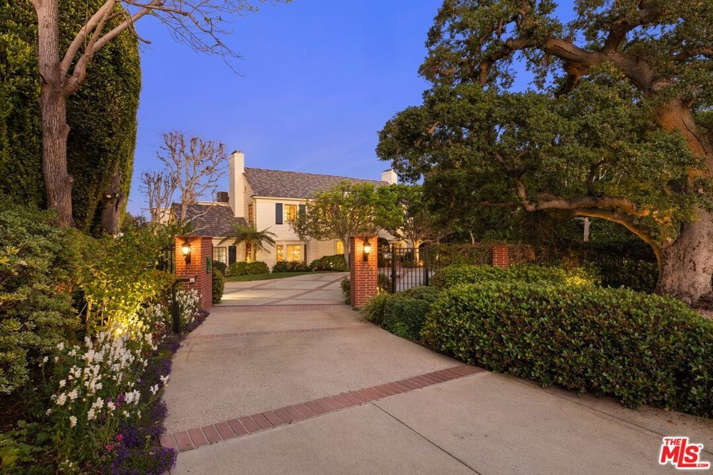 Photo of 524 N Rockingham Avenue, Los Angeles, CA 90049 (MLS # 26667263)