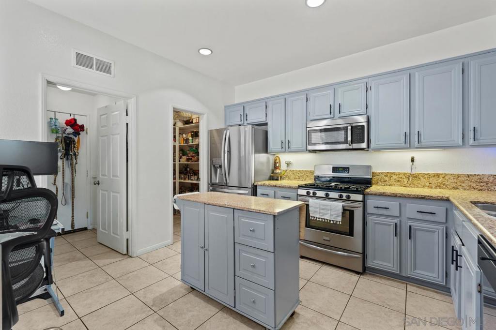 6373 Avenida De Las Vistas 3