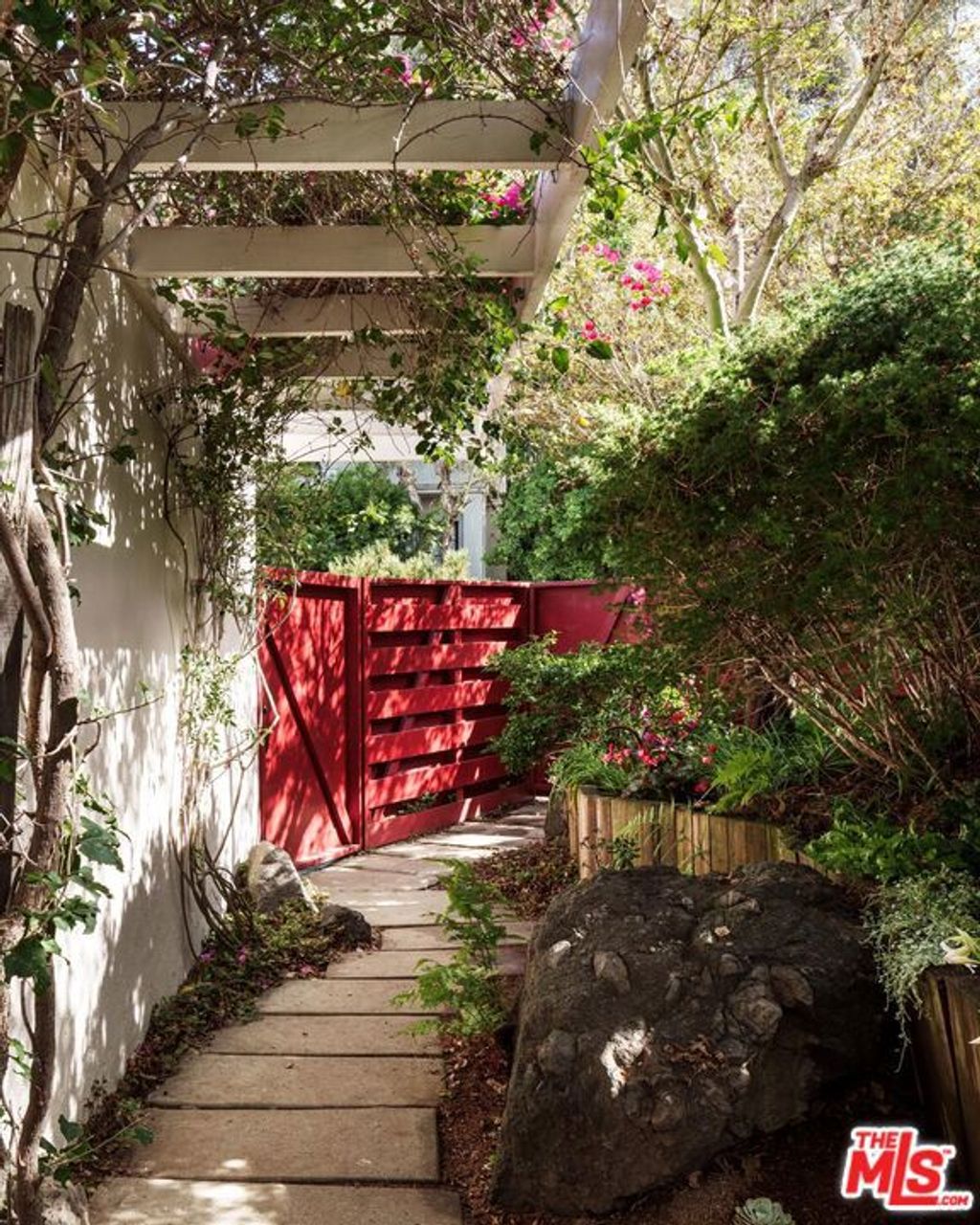 Photo of 2764 Outpost Drive, Los Angeles, CA 90068 (MLS # 25600425)
