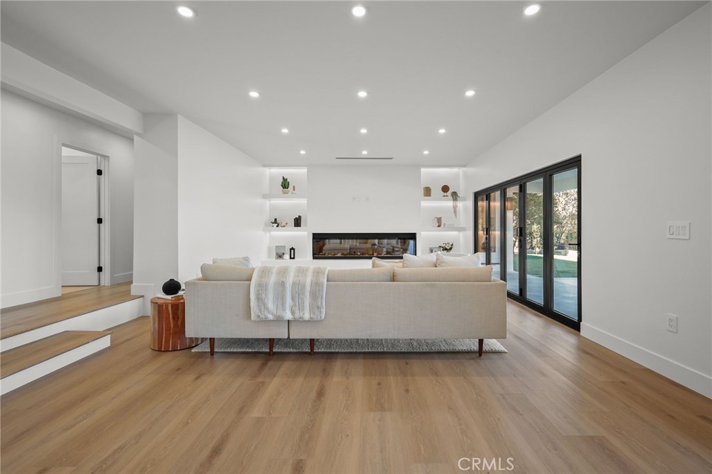 2115 E Santiago Street