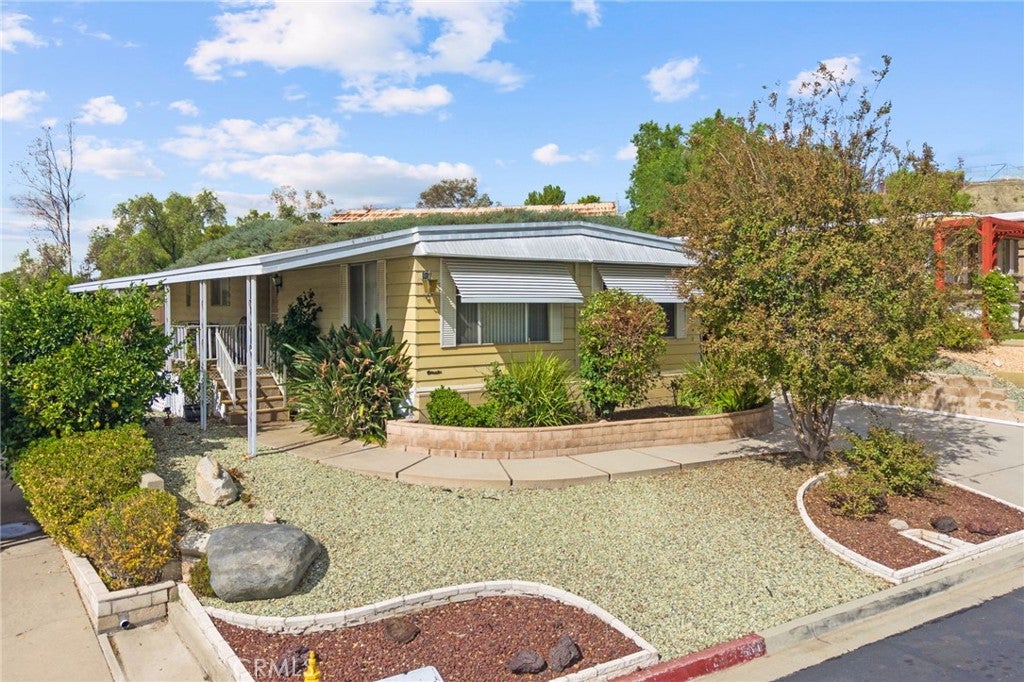 Properties 2 29945 Via Magnolia