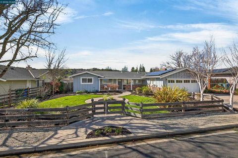 Photo of 19 19 Lance Ct Ct, Moraga, CA 94556 (MLS # 41126032)