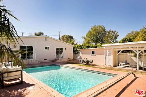 Photo of 17827 Burbank Boulevard, Encino, CA 91316 (MLS # 26102953)