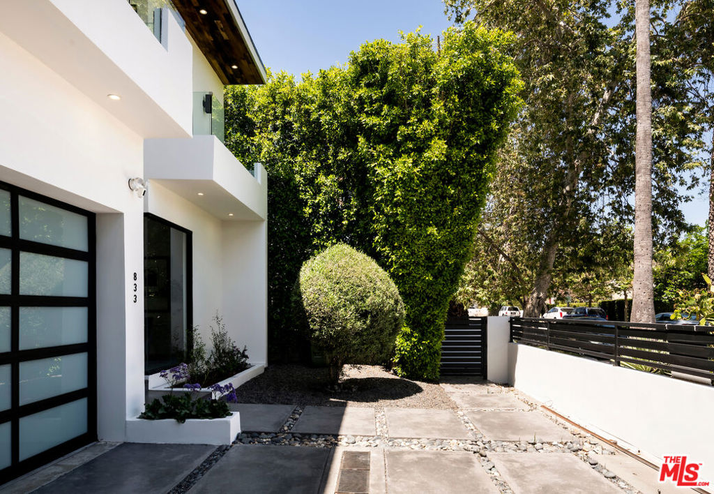 Properties 2 833 N Cherokee Avenue