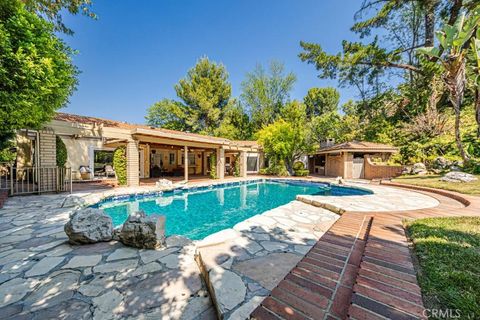 Photo of 18022 Lake Encino Drive, Encino, CA 91316 (MLS # SR25159360)