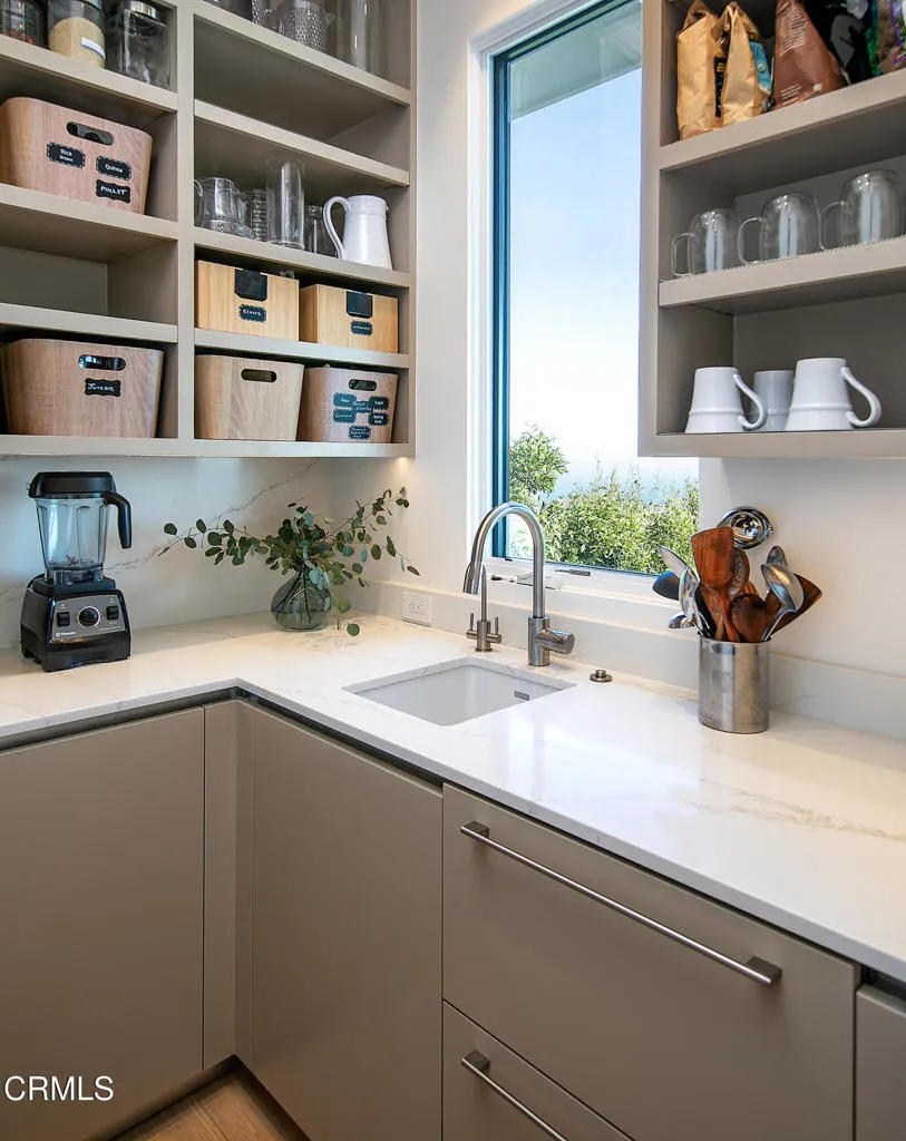 Santa Barbara, California 93103, United States, 4 Bedrooms Bedrooms, ,4 BathroomsBathrooms,Residential,Active,123961