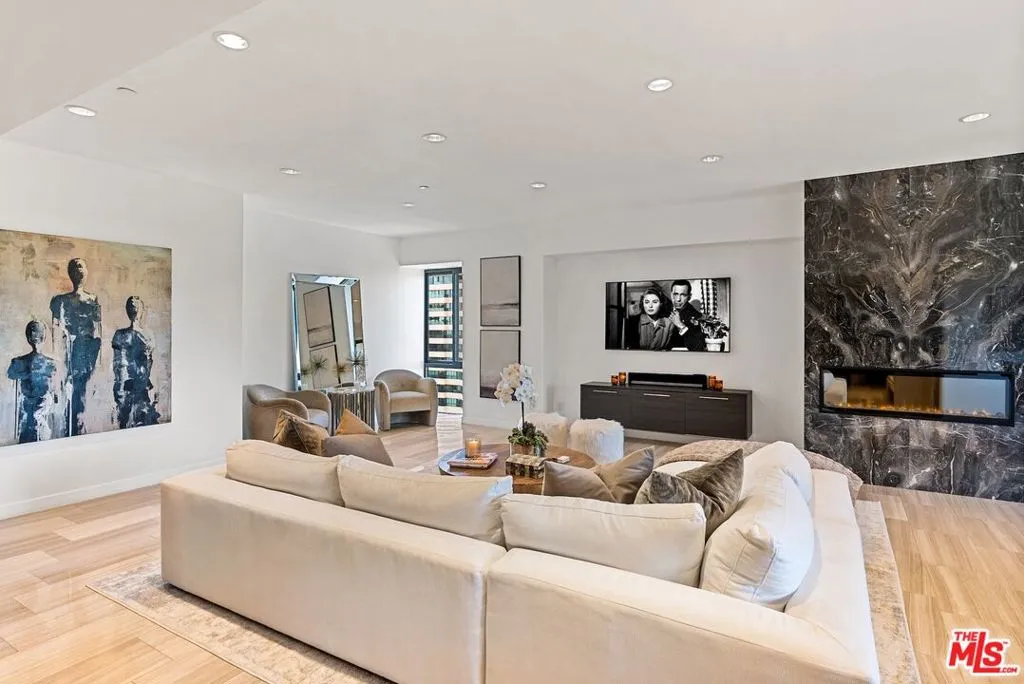 Los Angeles, California 90024, United States, 2 Bedrooms Bedrooms, ,2 BathroomsBathrooms,Residential,Active,206938