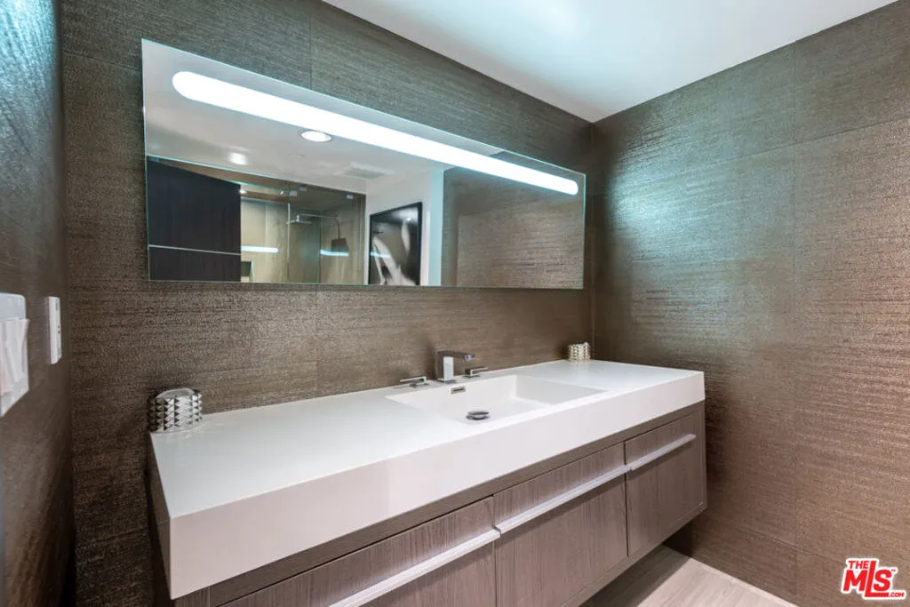 Los Angeles, California 90024, United States, 2 Bedrooms Bedrooms, ,2 BathroomsBathrooms,Residential,Active,206938