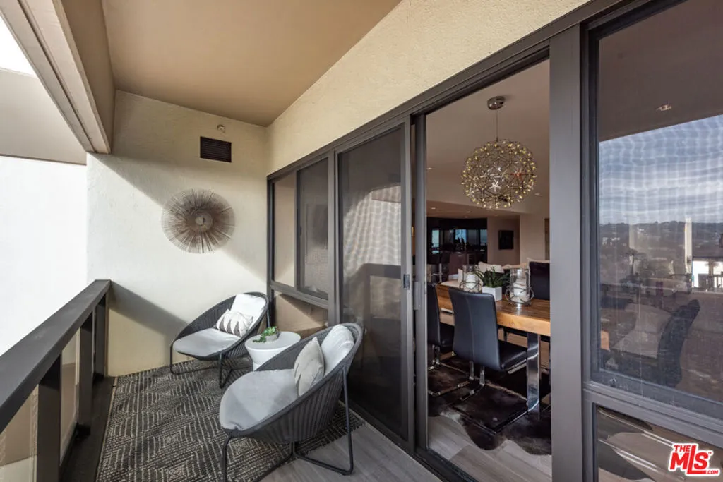 Los Angeles, California 90024, United States, 2 Bedrooms Bedrooms, ,2 BathroomsBathrooms,Residential,Active,206938