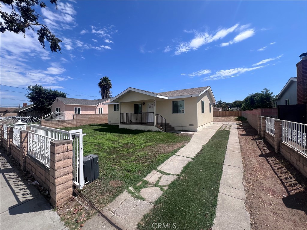 Brand new home with a huge lot in a great neighborhood. 3 bedrooms, two baths, and 2-car garage. Walking distance to the Sofi Stadium, KIA Forum, the Hollywood Park Casino, LAX, and many other tourist attractions.