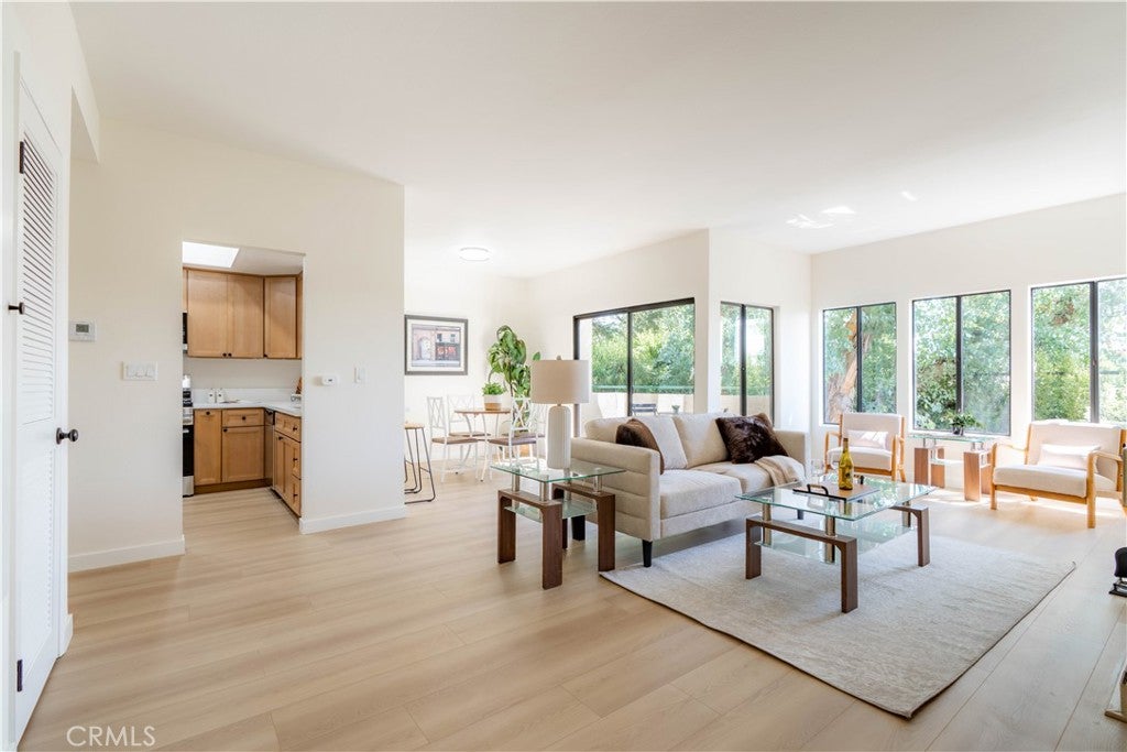 484 S Euclid 202