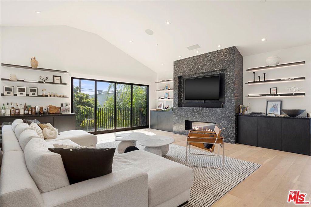 Photo of 627 Sunset Avenue, Venice, CA 90291 (MLS # 25609987)