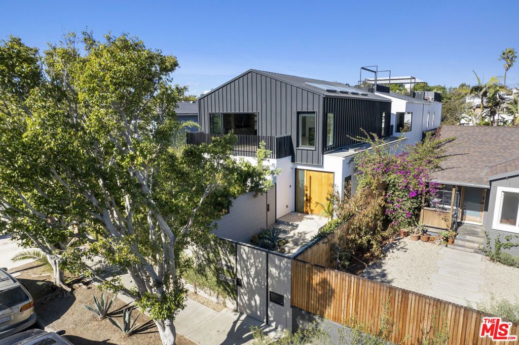 Photo of 627 Sunset Avenue, Venice, CA 90291 (MLS # 25609987)