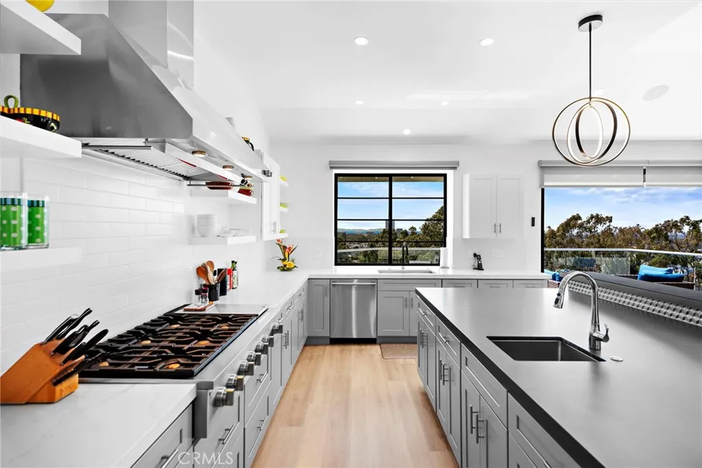 Newport Beach, California 92660, United States, 3 Bedrooms Bedrooms, ,3 BathroomsBathrooms,Residential,Active,162405