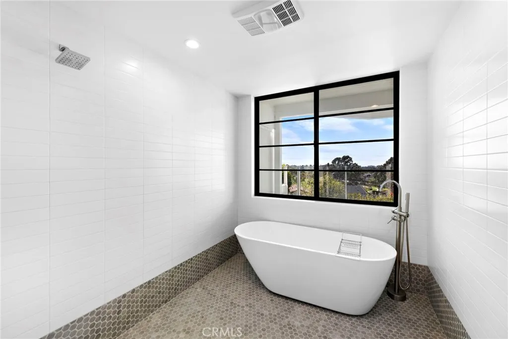 Newport Beach, California 92660, United States, 3 Bedrooms Bedrooms, ,3 BathroomsBathrooms,Residential,Active,162405