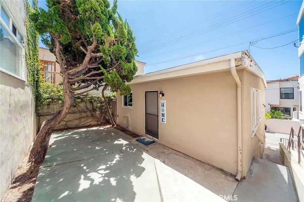 Fantastic Location and Newly Remodeled is what this home is all about, and it's a dream. A 2 min walk to the beach & 5 mins to downtown. The entire apartment has a coastal decor theme, relax and take it all in. Enjoy brand new flooring throughout the apartment, a cooks delight in this all-newly remodeled kitchen down to the cabinets, sink, a large french door refrigerator, high-efficiency microwave, and energy-efficient dishwasher. The oven is convection and self-cleaning with quartz counters on top of it all. Guests always love to hang out in the kitchen, so let them. Seating is at your kitchen bar, so you may cook and socialize! Enjoy your electric fireplace in the living room and watch TV on the new large flat screen. Once off to bed, relax in your comfy large King size bed with table lamps with USB chargers in the base. The mirrored closet door opens the space and bounces more light in. No need to leave the apartment for laundry. It is centrally located inside the apartment and all brand new! Ceiling fans in the dining area and bedroom keep this apartment cool in the summer and circulate warm air in the winter. This is a lovely well-lit home with large windows that still leave a lot of privacy on the inside. Outside your front door is an open patio area. The large space is perfect for relaxing or a BBQ with friends. You can even make it an outdoor workspace. This area is all yours, and you will feel at home.