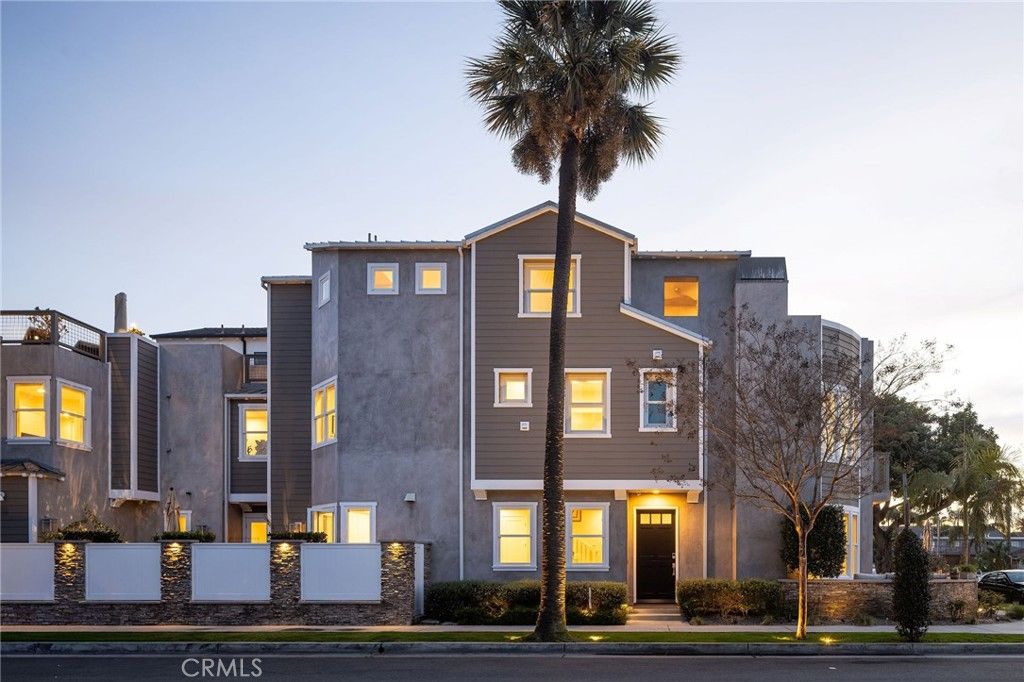 Photo of 428 7th St, Huntington Beach, CA 92648 (MLS # OC26053028)