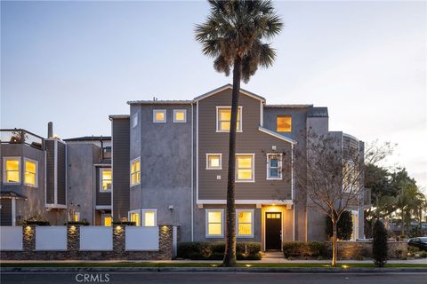 Photo of 428 7th St, Huntington Beach, CA 92648 (MLS # OC26053028)