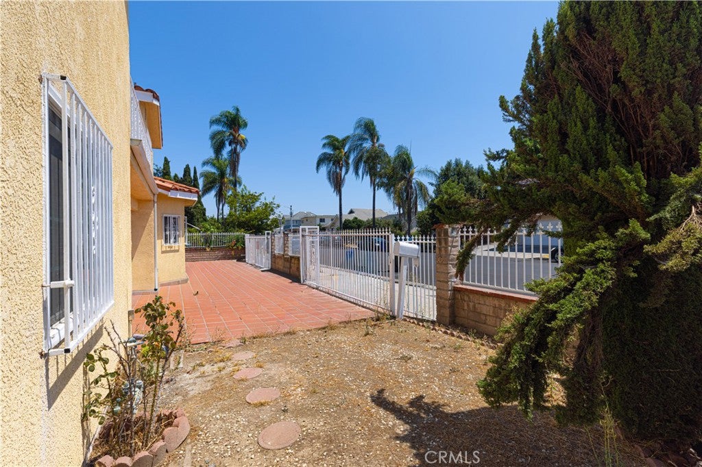 3672 S Normandie