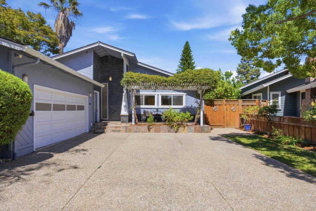 995 Warwick Court