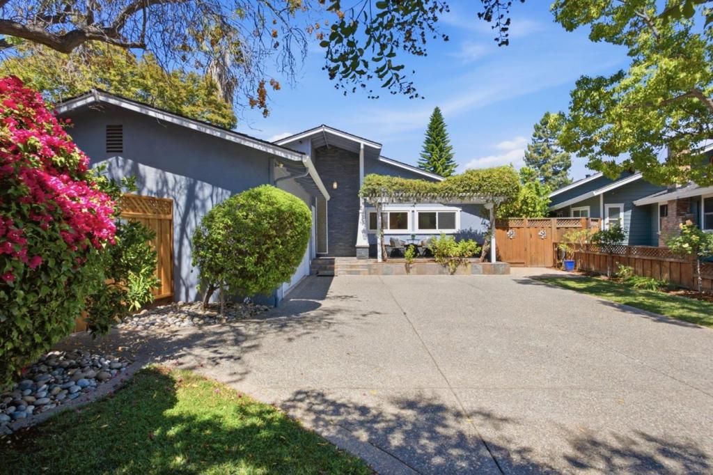 995 Warwick Court