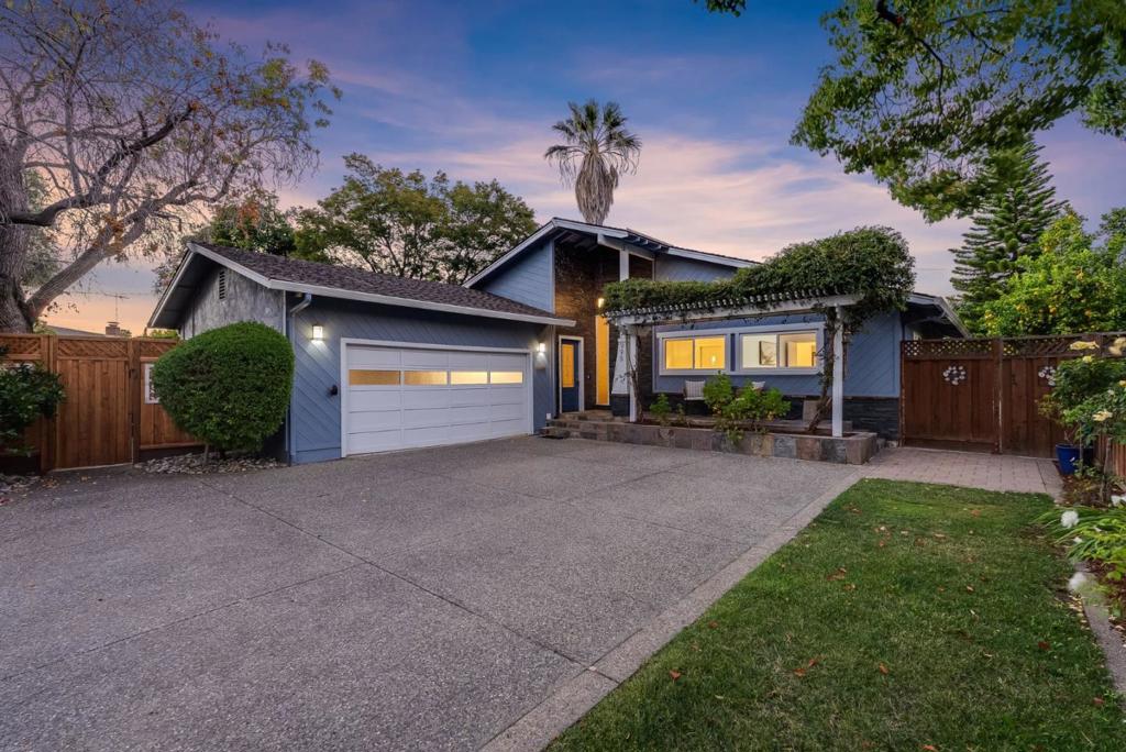 995 Warwick Court