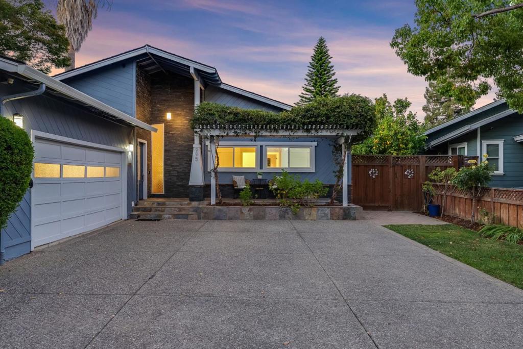 995 Warwick Court