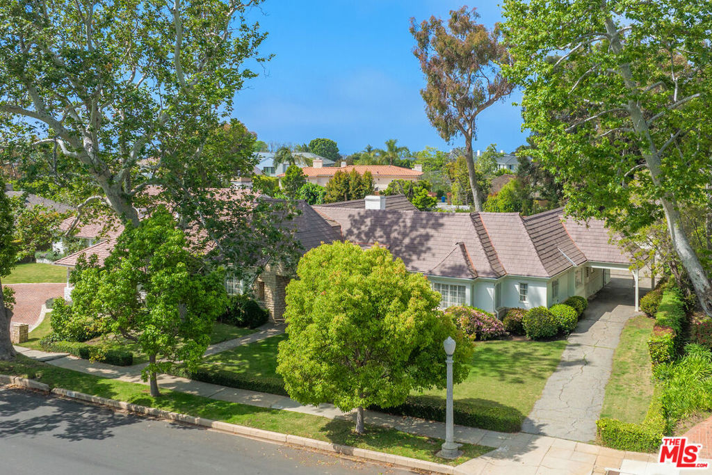 Situated on a beautiful flat 14,825 sqft lot on one of Toyopa's best blocks deep in the Huntington Palisades sits this classic 1940 traditional. Restore and reimagine this classic one story or create your own dream home in this coveted Pacific Palisades location.