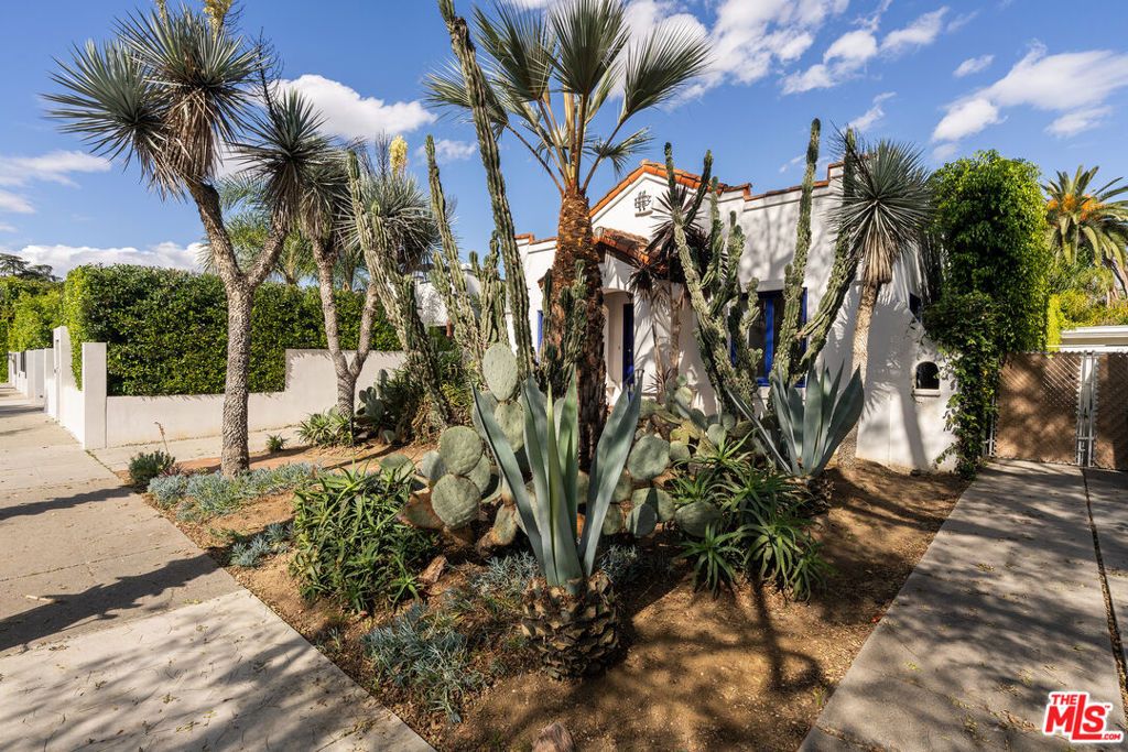 Photo of 524 N Kilkea Drive, Los Angeles, CA 90048 (MLS # 26716131)