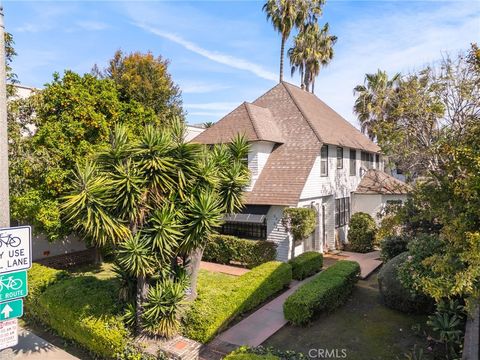 Photo of 532 Chestnut Ave, Long Beach, CA 90802 (MLS # CV26052460)