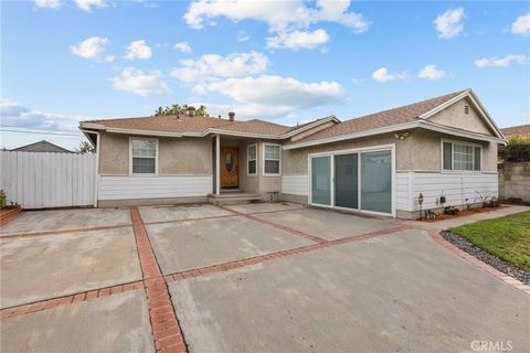 Photo of 10544 Stanwin Ave, San Fernando, CA 91345 (MLS # SR26038942)
