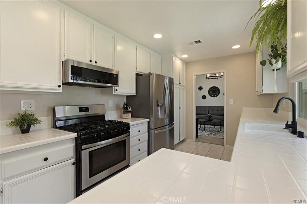 Properties 3 55 Avignon Avenue