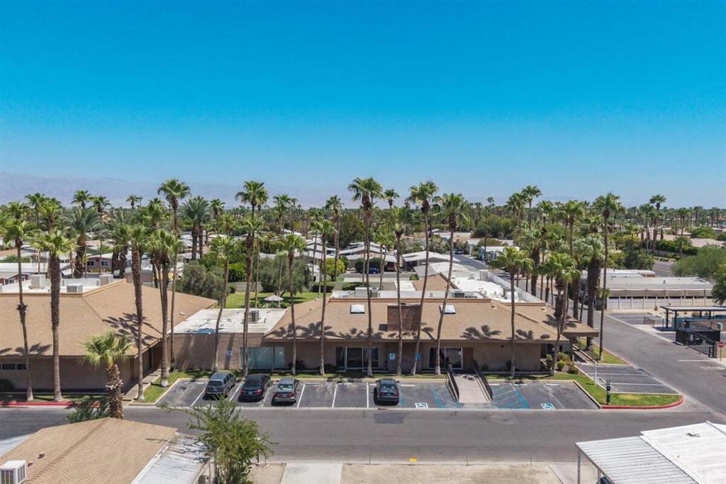 Las Palmas Del La Qn - Manufactured In Park