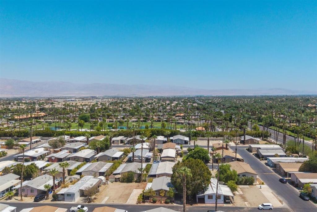 Las Palmas Del La Qn - Manufactured In Park